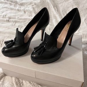 VINCE CAMUTO BLACK LEATHER TASSEL HEELS**** SIZE 6
